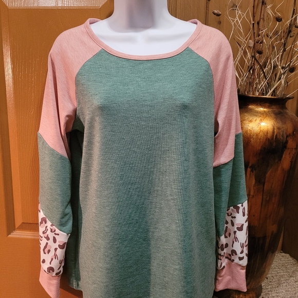 💜 New Green Leopard Color Block Top - Picture 2 of 4